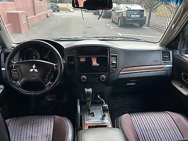 Mitsubishi: Mitsubishi Pajero (qara rəng, 5 qapı, iri SUV) Xüsusiyyətlər: - Tam — 4