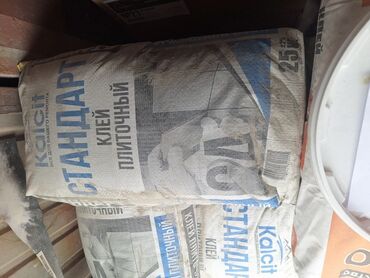 крыша черепица: Клей плиточный "Стандарт" от Kalcit, предназначенный для укладки