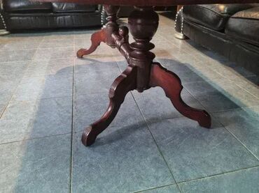 Stilski klub stolovi: Prelep stocic u odlicnom stanju. Duzina. 130cm Sirina. 88cm Visina na lalafo.rs — 3 Stilski klub stolovi: Prelep stocic u odlicnom stanju. Duzina. 130cm Sirina. 88cm Visina — 3