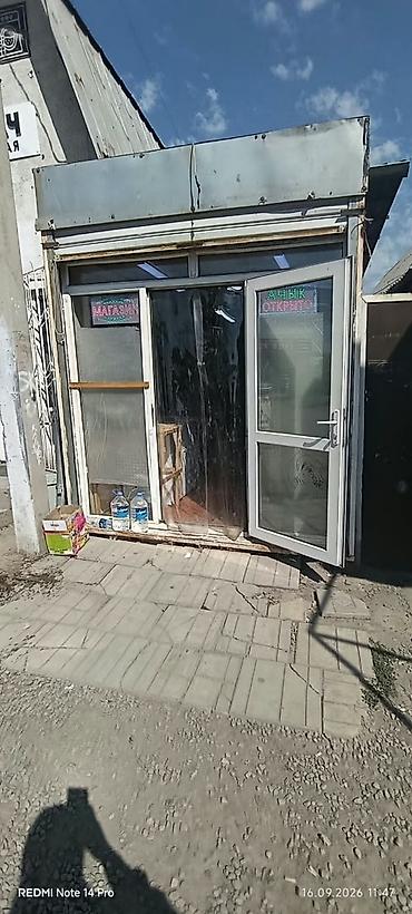 выбор: Продуктовый мини‑магазин/ларёк Описание: - Небольшой павильон формата — 2