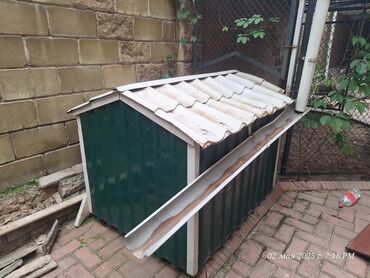 Товары и оборудование для с/х животных: Срочно продаю домик для собак подходит для больших собак тёплый уютный