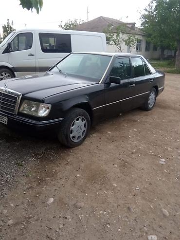 avtomobil şüşələri: Mercedes-Benz sedan – W124 seriyası - Kuzov: 4 qapılı sedan, qara — 5