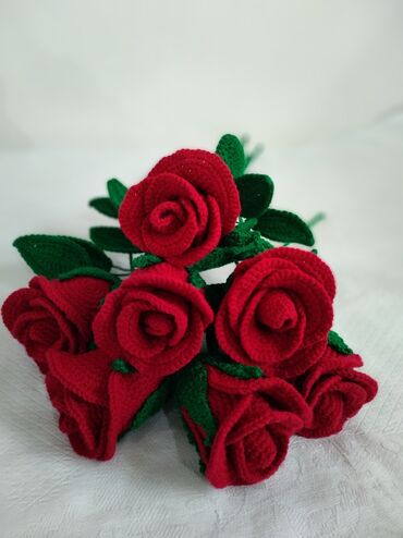 Süni güllər: Розы, лилии вязаные . Цена 4маната 1штука. Возможна доставка