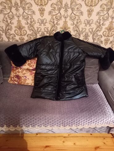 tikişsiz bədən yiğan alt paltarları: Qadın üçün qışlıq qara şişmə palto. - Material: parıltılı suya