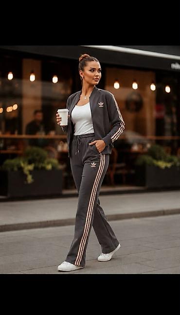 trussardi majice: Materija pamuk
M, l, XL, 2XL
Zvonaste nogavice
Cena 3350din 
🟢 — 3