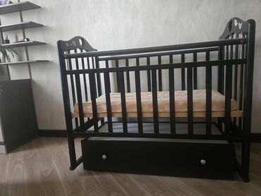 детская кровать с качалкой: Манеж-кровать, Б/у, С комодом