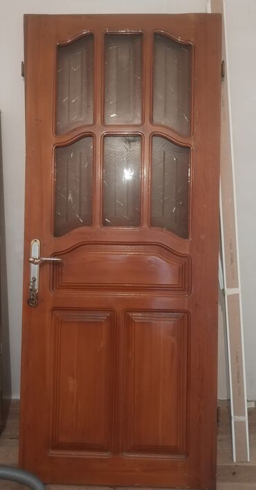 islenmis taxta otaq qapilari: 2 ədəd taxtadan hazırlanmış, şüşəli daxili qapı. Qapının yuxarı
