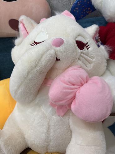 Игрушки: Мягкие игрушки — набор Описание: - Плюшевый котик-бродячка с багетом — 58