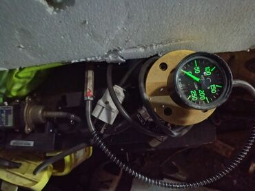 Скутеры: Мопед красного цвета с черными и серыми акцентами. Оснащен передней — 26