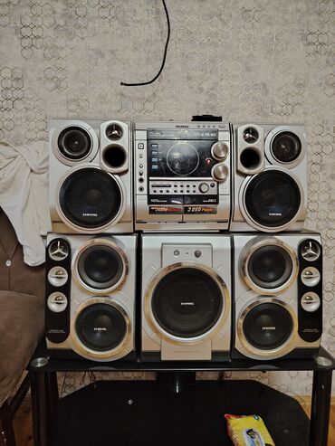 Микрофоны: Samsung markalı bu mini Hi-Fi sistemi evdə və ya ofisdə yüksək