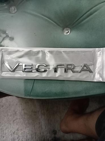 opel difuzer: Avtomobil üçün “VECTRA” yazılı xrom emblem. Model adı şəklində — 2