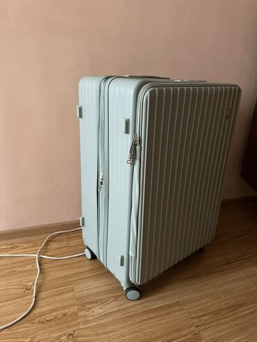 пластиковый чемодан: Чемодан, Новый, Большой (более 70 л), Твердый корпус