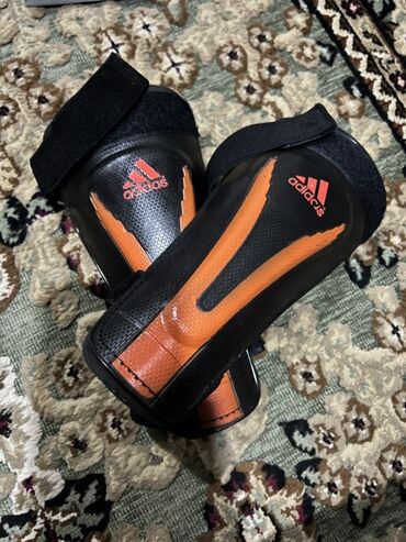 футболни форма: Щитки футбольные Adidas, выполненные в черном цвете с яркими
