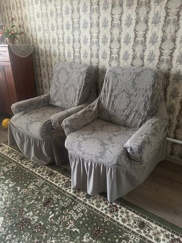 Другие кресла: Звонить Два мягких кресла, покрытых чехлами в нейтральных тонах с