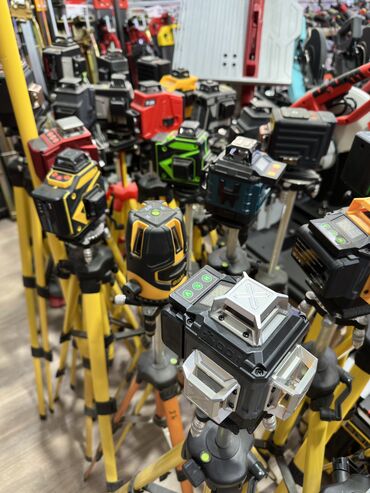 прожектор с солнечной панелью: Лазерный уровень Dewalt с зеленым лучом, поставляется в комплекте с
