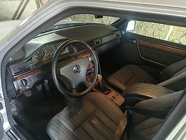 audi a6 2000: Mercedes-Benz E 230: 2.3 l | 1992 il Sedan — 6