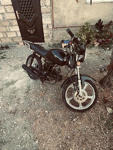 elektrikli skuterler m4 max: Qara rəngli yüngül motosiklet Texniki və dizayn xüsusiyyətləri: - Ön — 2