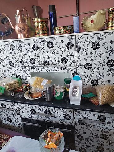 выкатная тумба под стол: Кухонный гарнитур с фасадами в черно-белом цвете (флористический узор) — 2
