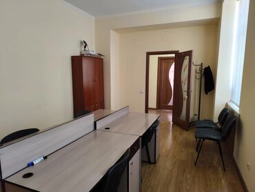 Офисы: Сдаю Офис, 20 м², В бизнес центре, 1 линия