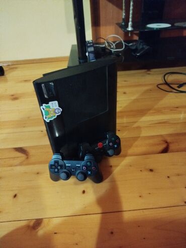 PS3 (Sony PlayStation 3): PlayStation 3 yaxşı vəziyyətdədir az işdədilib içində oyun var 2 dənə