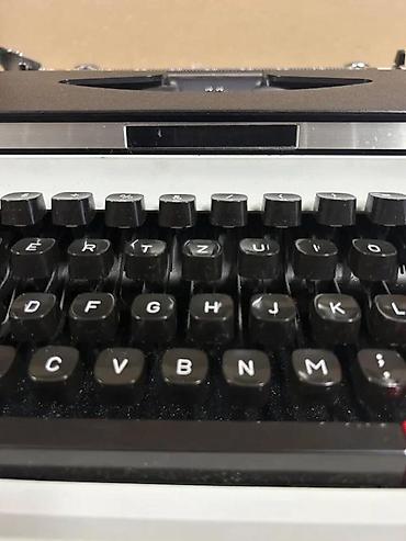 Stari uređaji: Hermes 550 – prenosna mehanička pisaća mašina - Model: Hermes 550 — 9