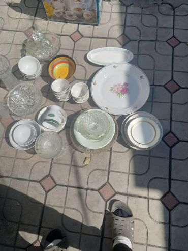 Наборы посуды: Набор разнообразной кухонной утвари, включающий эмалированные — 15