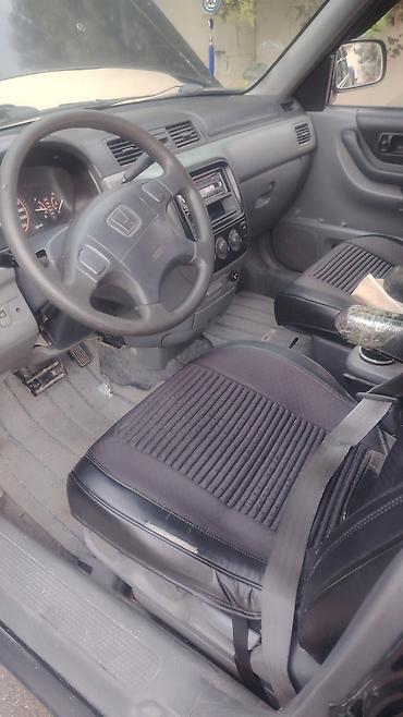 islenmis hyundai avtomobilleri satisi: Honda CR‑V, qara rəng, 1-ci nəsil kuzov (təxmini 1997–2001). - Kuzov — 7