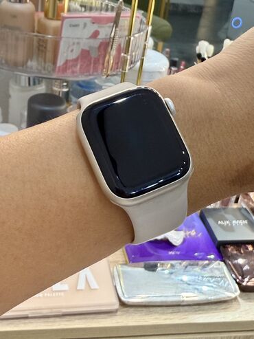 часы фирменные: Продаю Apple Watch Series 8, 41 мм, алюминий, цвет Starlight