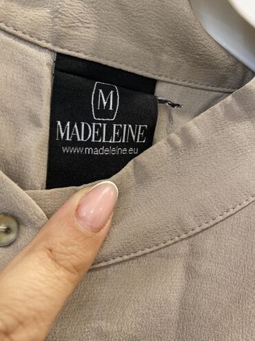 Dəstlər, kostyumlar: Qadın geyimləri 3 azn her biri 1) Açıq boz rəngli qısaqol bluz: - — 11