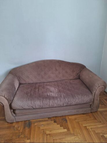 dvosed i trosed na razvlacenje: Dvosed koji se razvlači. očuvan. ima jedno malo oštećenje,vidljivo na
