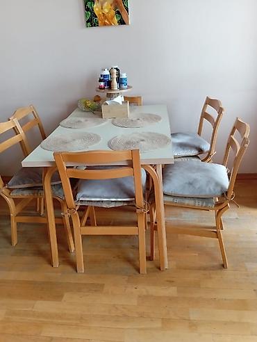 Mətbəx masası satılır. Dəstə 6 ədəd stul daxildir. Masa ağ rəngli