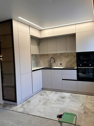 Mətbəx mebeli: Ağ rəngli, müasir dizaynlı mətbəx mebeli dəsti. Dolablar quraşdırılıb — 4