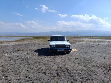 авто из кореи в наличии в бишкеке: Белый седан Лада Рива, припаркованный на открытой местности