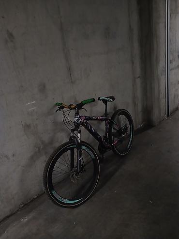 24 velosiped: Dağ velosipedi – 26” təkərlər, disk əyləclər, amortizatorlu ön çəngəl — 2