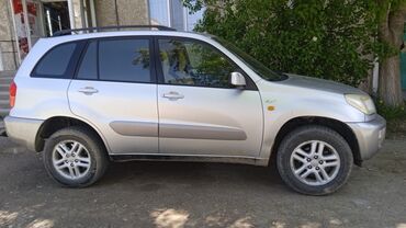 Toyota: Продается Toyota RAV4 серебристого цвета. Этот компактный внедорожник