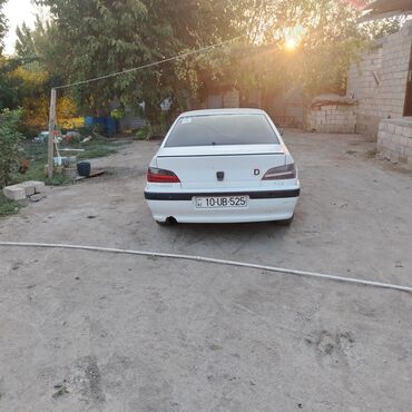 запчасти на форд фокус 1: Ağ rəngli Peugeot 406 sedan avtomobili. Avtomobilin arxa hissəsində