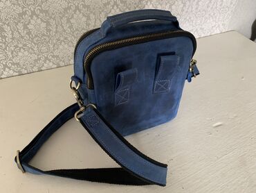 синяя сумка: Барсетка отличного качества ручной работы мастера! Кожа чистая цвет