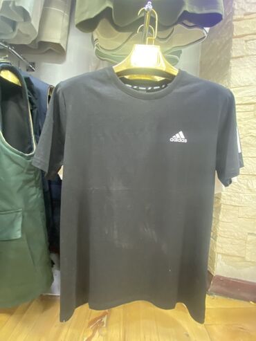 Футболки: Черная футболка Adidas с короткими рукавами и небольшим логотипом