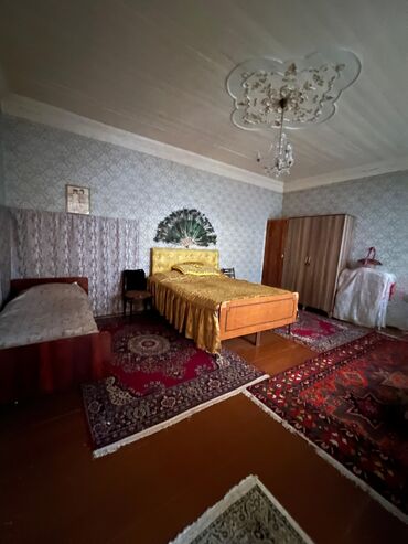 Həyət evləri və villaların satışı: Geniş, klassik üslubda interyerə malik ev məkanı Xüsusiyyətlər: - — 7