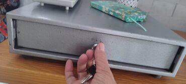 оборудования для молока: Металлический денежный ящик (кассовый ящик) с ключом - Корпус из