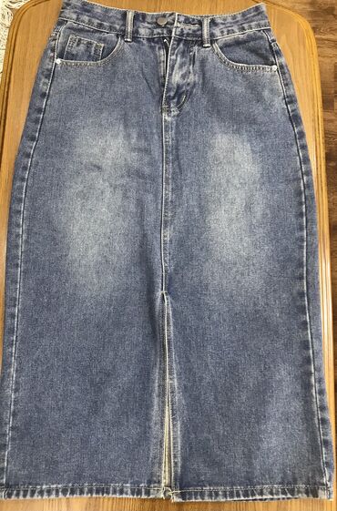 джинсовая юбка 48 размера: Юбка, Модель юбки: Прямая, Миди, Джинс, По талии, С вырезом