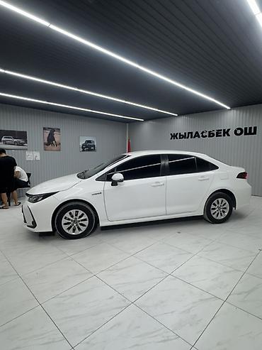 приус 2024: Toyota Corolla: 2022 г., Гибрид, Седан — 8