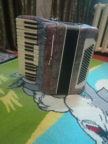 продаю в связи с переездом: Аккордеон в хорошем состоянии всё работает.Только одна клавиша с низу