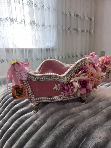 Xonça: Çəhrayı rəngdə, zərif güllərlə bəzədilmiş dekorativ səbət. Səbətin — 6