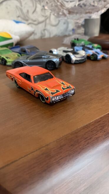 пиратская монополия карточки: Коллекционная модель автомобиля Dodge Charger 2011 года от Hot Wheels