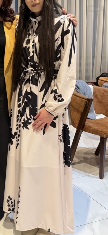 gul hicab instagram: Ağ fon üzərində qara bitki naxışları ilə dizayn edilmiş zərif uzun