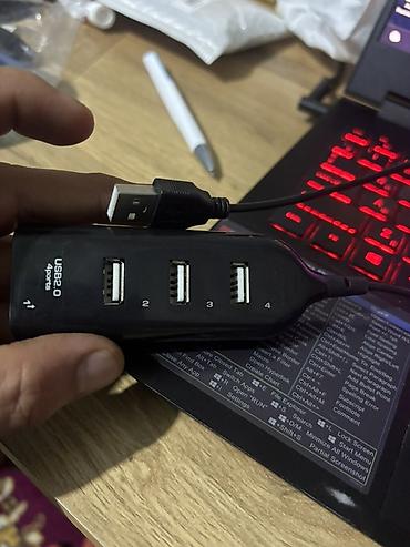 kompüter manitoru: USB 2.0 4-portlu hub - Kompüterə USB-A kabeli ilə qoşulur və 1 portu — 1