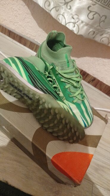 футбольные сараканошки: Футбольные бутсы/сороконожки Nike Zoom (логотип и маркировка на