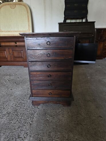 Stilske komode: Elegantna drvena komoda sa pet fioka, idealna za odlaganje raznih — 9