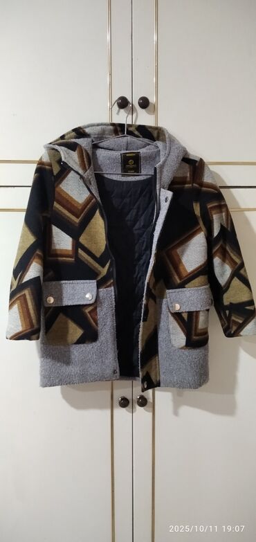 Pencəklər: Uşaq geyimləri dəsti 1) Kapüşonlu qalın jaket - Rəng və naxış: boz